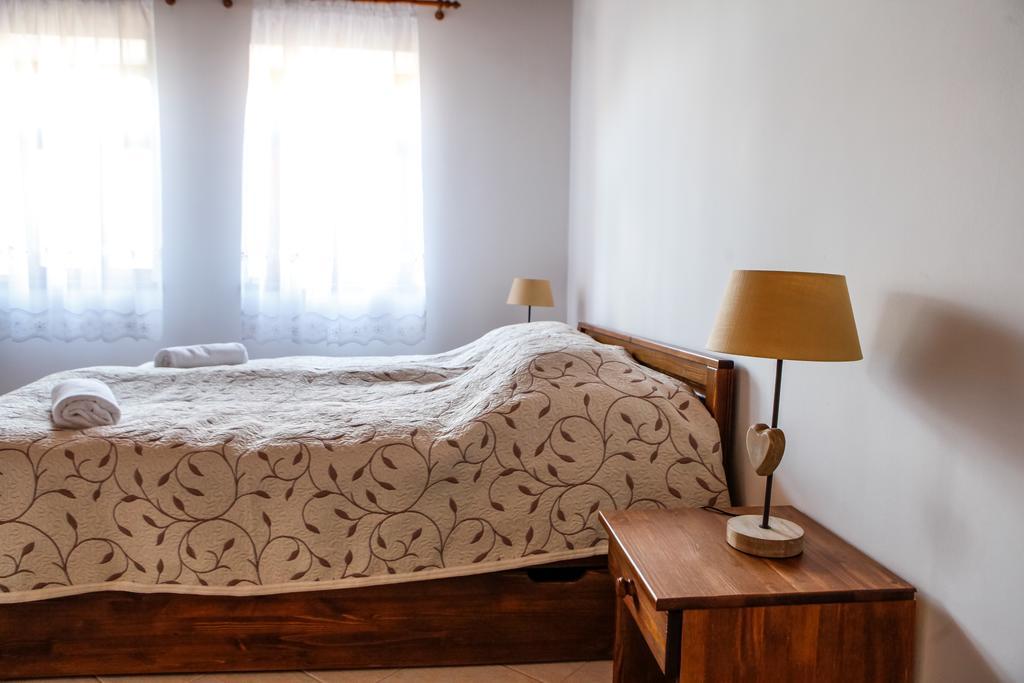 Katica Vendeghaz Hotell Tarcal Rum bild